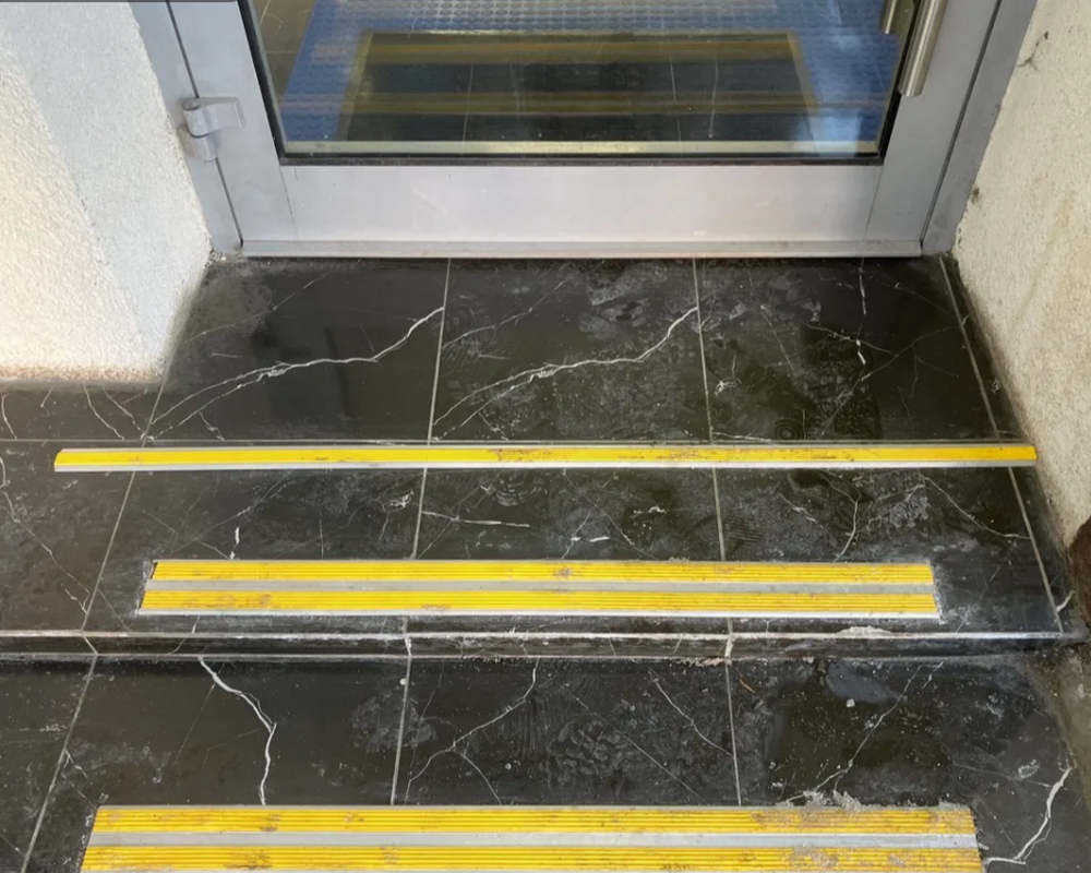 Порог одноуровневый ПС 08-1.900.01лч Серебро