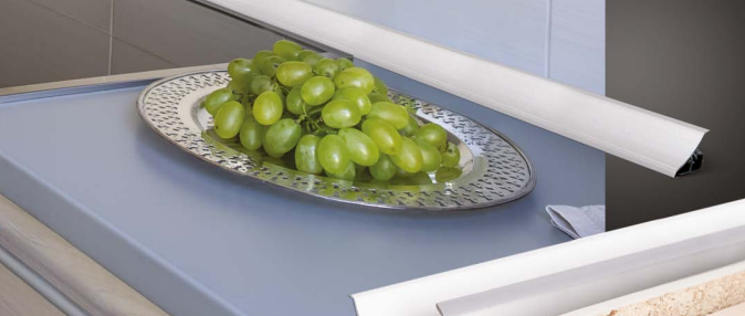 Плинтус для столешниц вогнутый рифленый ПВХ 25*25мм 3,05м. Белый