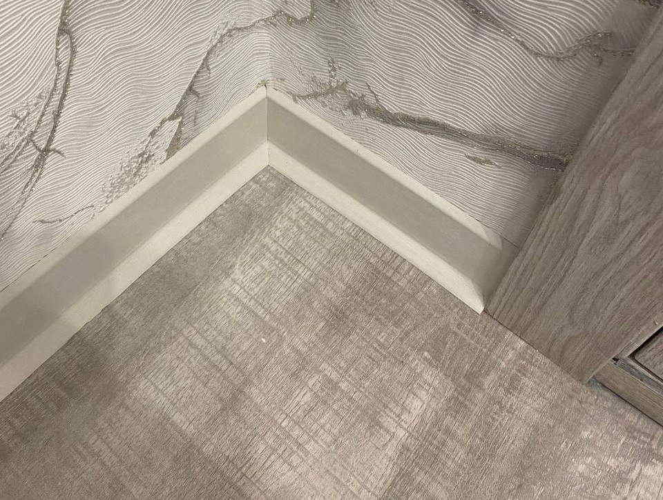 Плинтус ХДФ Dollken S60 60 мм х 2,575м 1248 Бело-серый