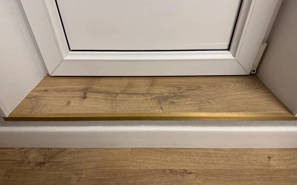 PVL90-03 Угол латунь Брашированная 10х10мм 2.7м