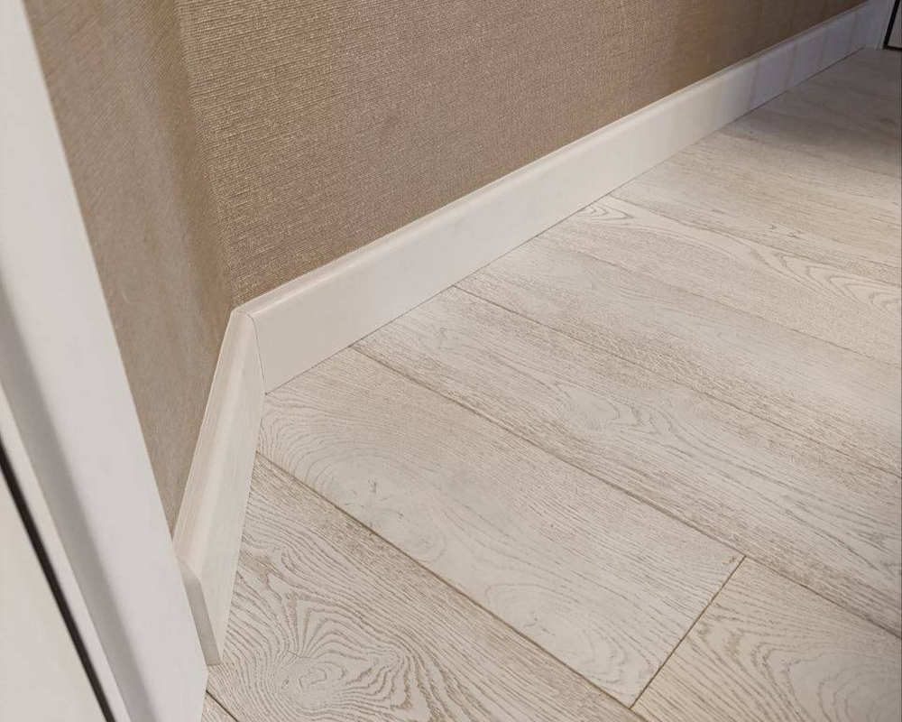 Плинтус кедр Стоунвуд. 80A 80мм 2,35м Белый