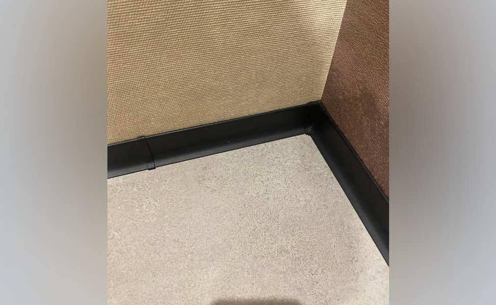 Алюминиевый плинтус AKBD80-SBL 2,5м Муар черный