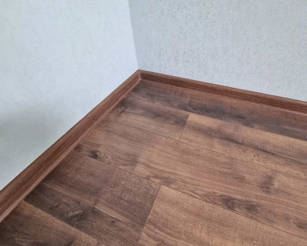 Плинтус ПВХ Идеал Классик 70мм 2,2м 292 Орех миланский