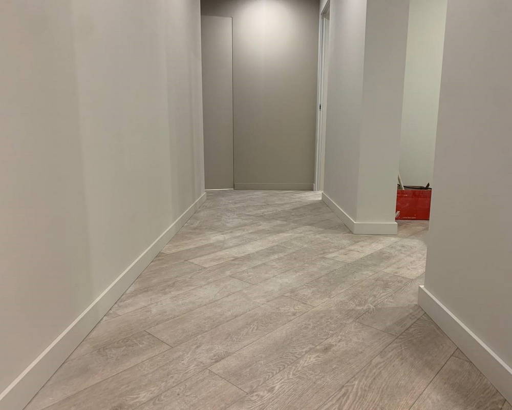 Плинтус из полистирола высокой плотности Волшебная Палочка. Окрашенная. 80мм 2м. NCS 1002-Y50R