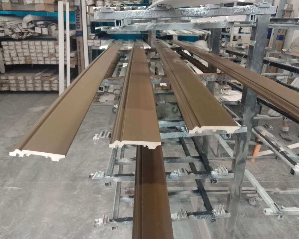 Плинтус ПОЛИСТИРОЛ HI WOOD B97 97мм х 15мм х 2,0м. Окраска включена в стоимость