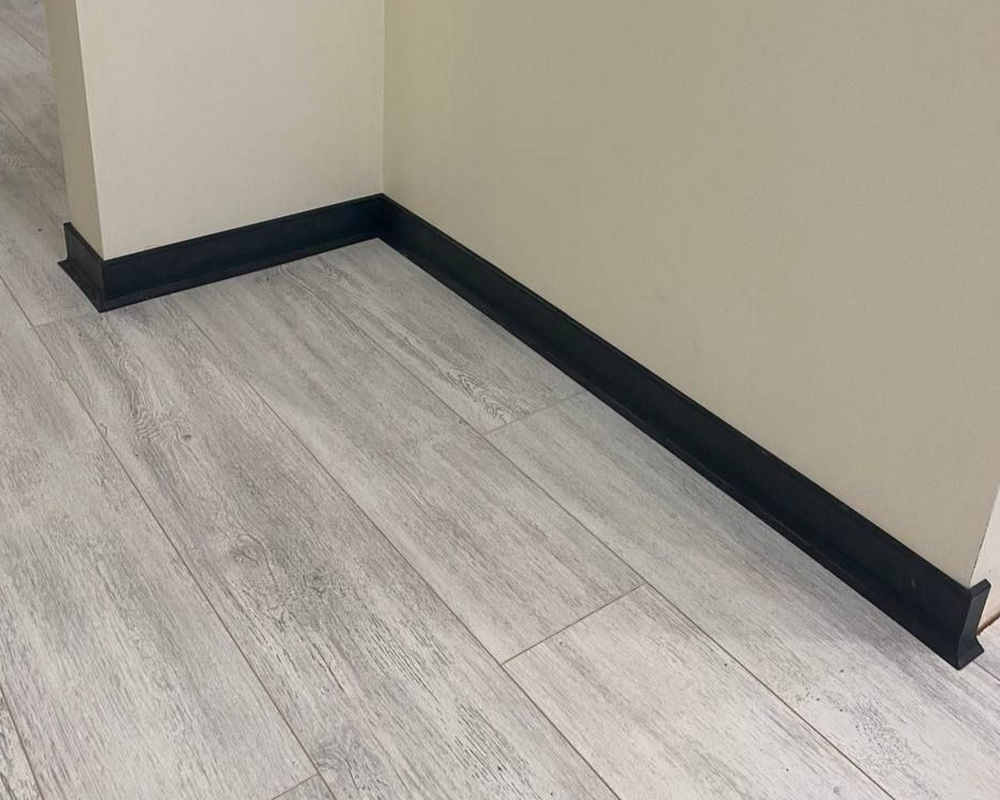 Плинтус ХДФ Dollken S100 100 мм х 2,575м 1001 Чёрный