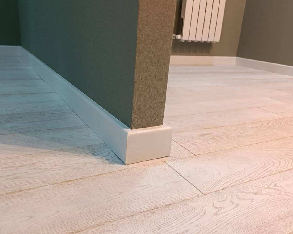 Плинтус кедр Стоунвуд. 60 60мм 2,35м Белый