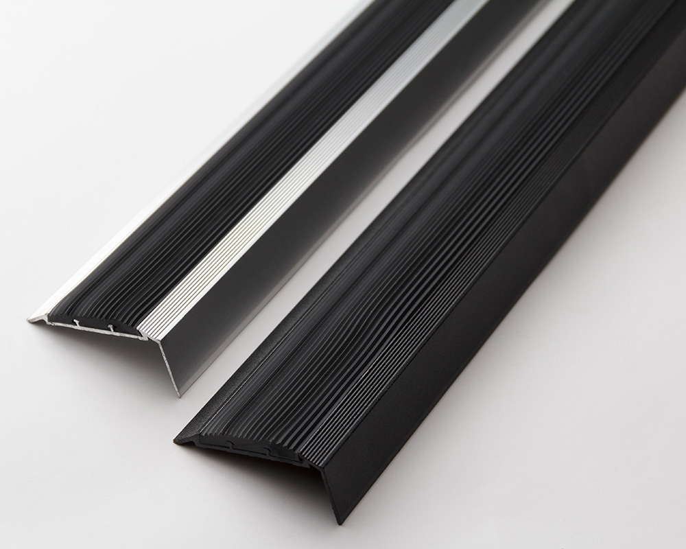 Порог угловой ПУ 70.900.15 Черный