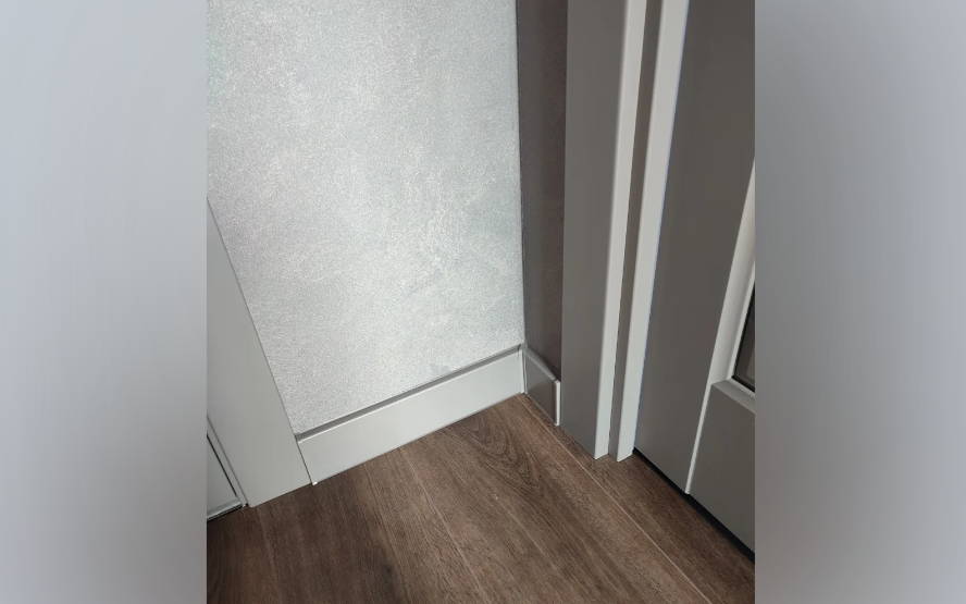 Плинтус прямоугольный ПВХ Идеал Дюра  80мм 2,2м 002 Светло-серый