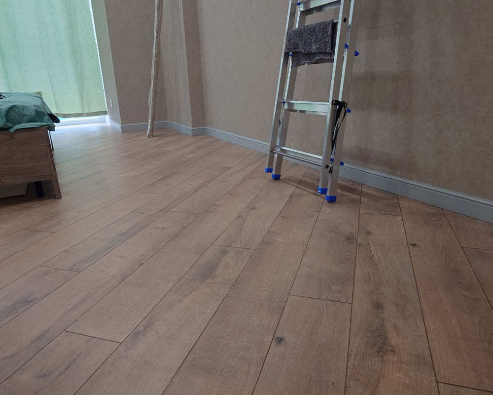 Плинтус ПОЛИСТИРОЛ HI WOOD B97 97мм х 15мм х 2,0м. Окраска включена в стоимость