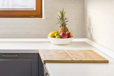 Плинтус для столешниц вогнутый рифленый ПВХ 25*25мм 3,05м. Белый