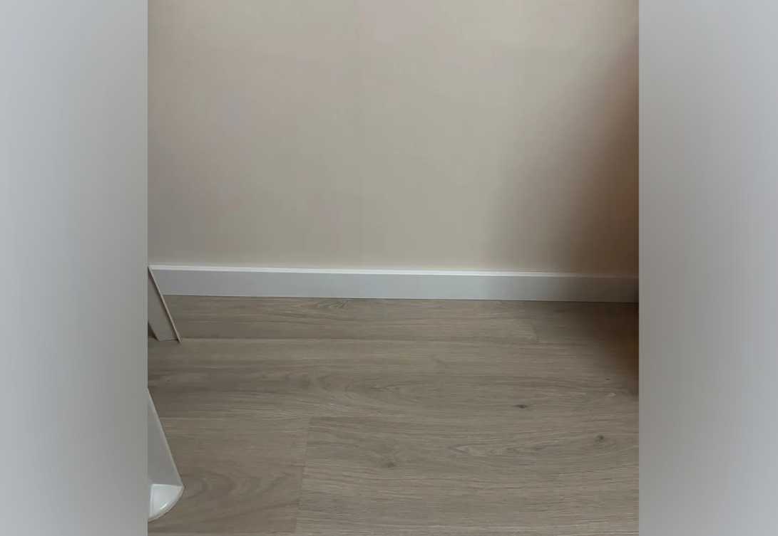 Плинтус кедр Стоунвуд. 80B 80мм 2,35м Белый