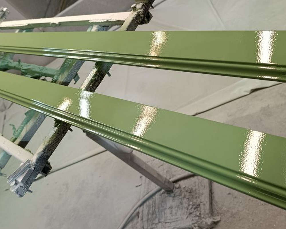 Плинтус ПОЛИСТИРОЛ HI WOOD B97 97мм х 15мм х 2,0м. Окраска включена в стоимость