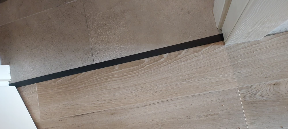 Профиль стыкоперекрывающий ПС 11НСК(304).2700.015 2,7 м Черный