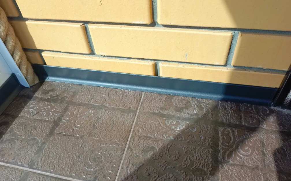 Алюминиевый плинтус AKBD60-SBL 2,5м Муар черный