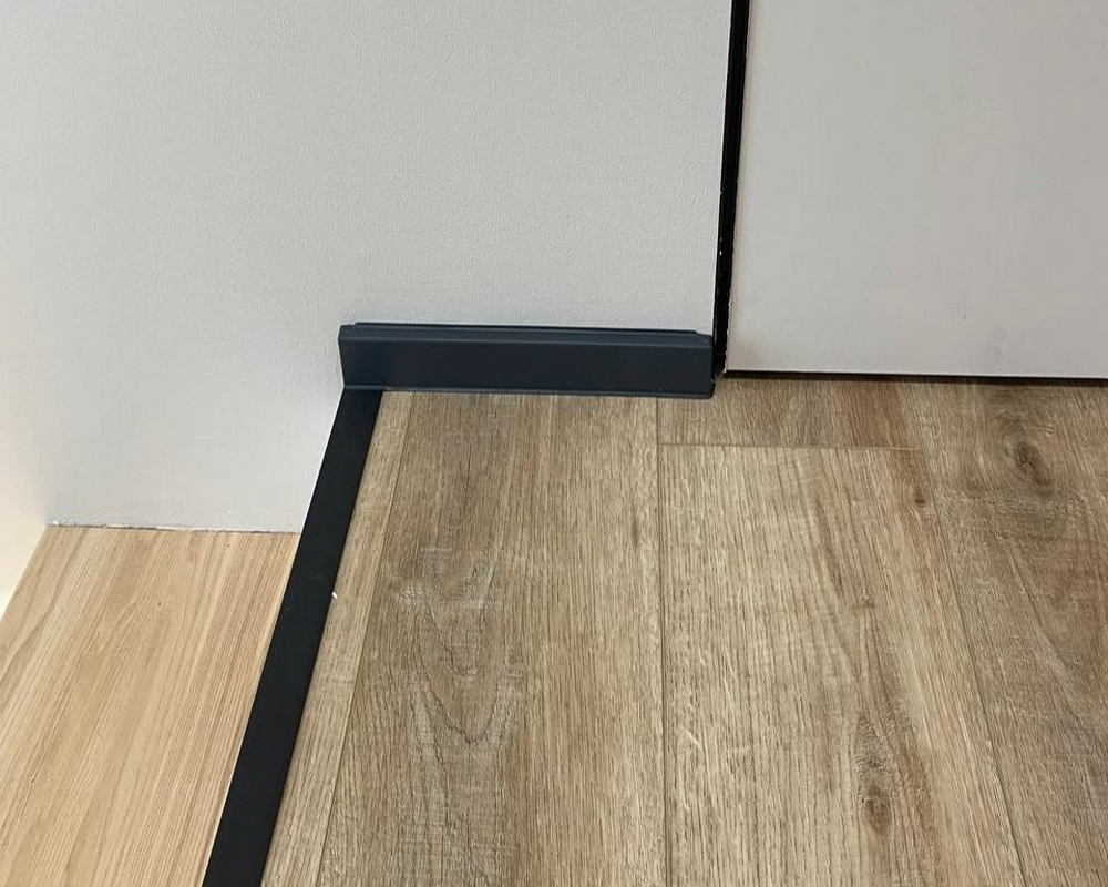 Плинтус ХДФ Dollken Cubu Flex Life 80мм х 2,5 м 0110 Черный