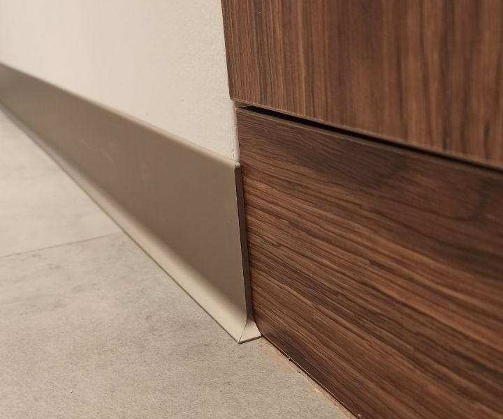 Плинтус алюминиевый Волшебная Палочка 40мм 3,0м Шампань матовая