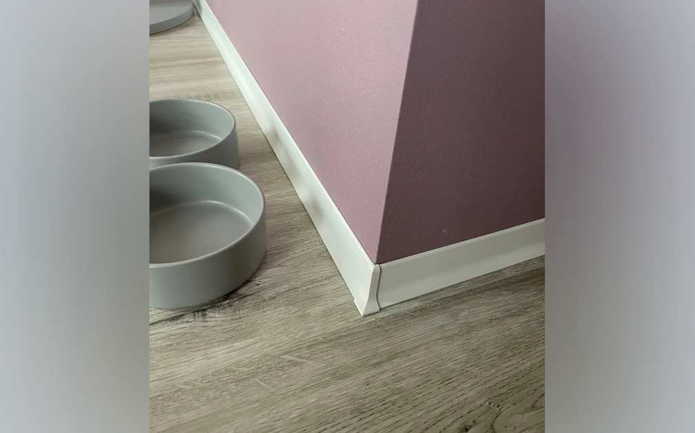 Алюминиевый плинтус AKBD80-SW 2,5м Муар белый