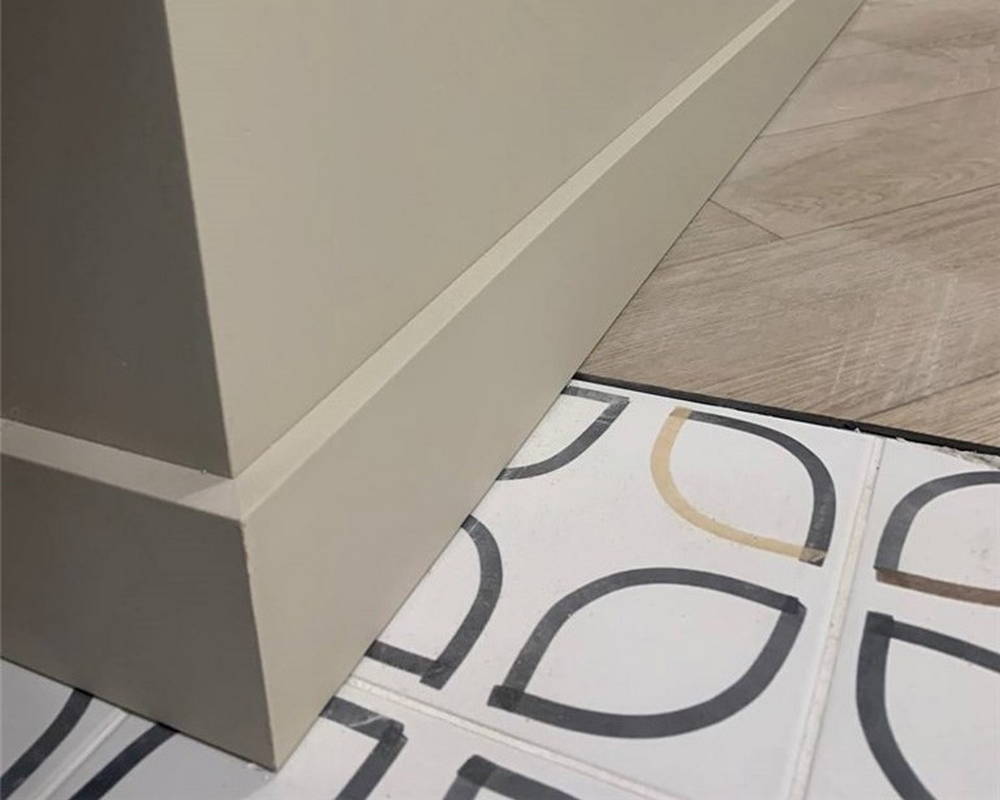 Плинтус из полистирола высокой плотности Волшебная Палочка. Окрашенная. 80мм 2м. NCS 1002-Y50R