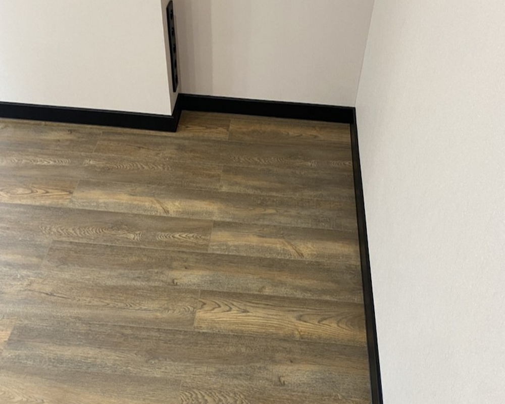 Плинтус ХДФ Dollken Cubu Flex Life 80мм х 2,5 м 0110 Черный