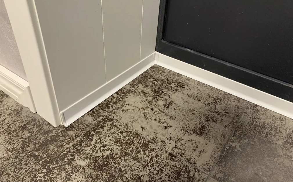 Плинтус алюминиевый Волшебная Палочка 60 мм 3,0 м Белый глянец