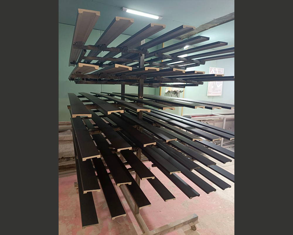 Плинтус ПОЛИСТИРОЛ HI WOOD B90V2 90мм х 14мм х 2,0м. Окраска включена в стоимость