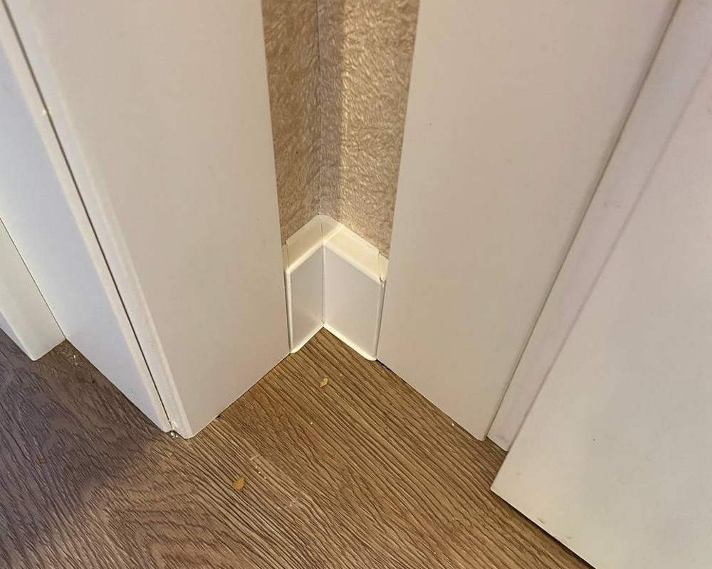 Плинтус ХДФ Dollken Cubu Flex Life 40мм х 11/13мм х 2,5 м 1013 (5012) Белый