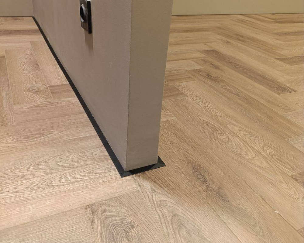 Микроплинтус AL16X5-03 16х6х1900мм Чёрный