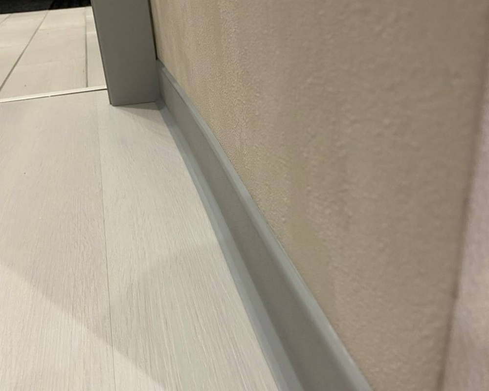 Плинтус ХДФ Dollken S60 60 мм х 2,575м 1202 Светло-серый