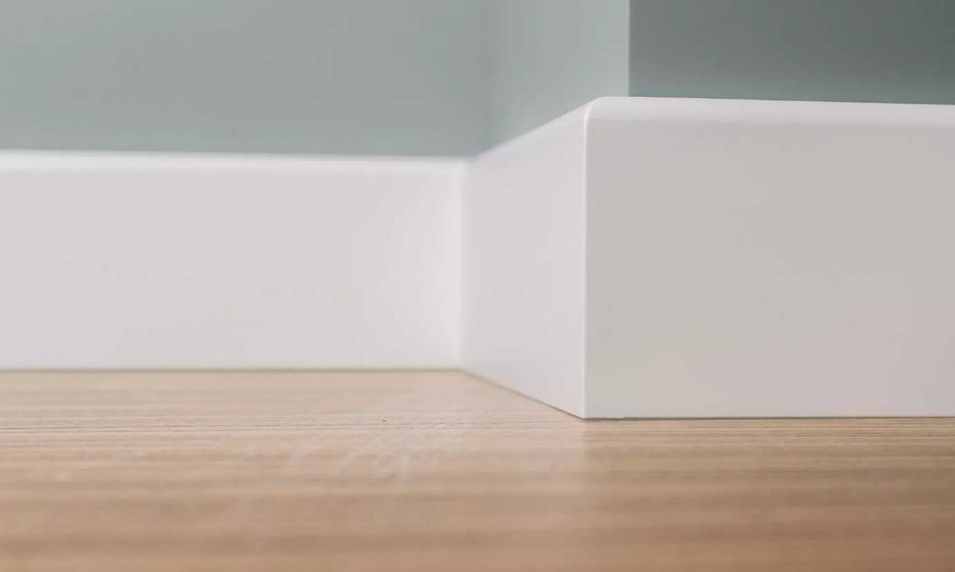 Плинтус кедр Стоунвуд. 80A 80мм 2,35м Белый