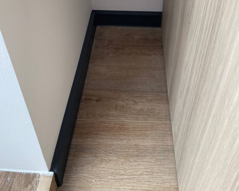 Плинтус ХДФ Dollken Cubu Flex Life 80мм х 2,5 м 0110 Черный