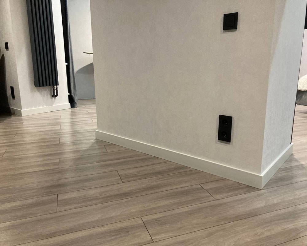 Плинтус из полистирола высокой плотности NMC Wallstyl IL11 Белый