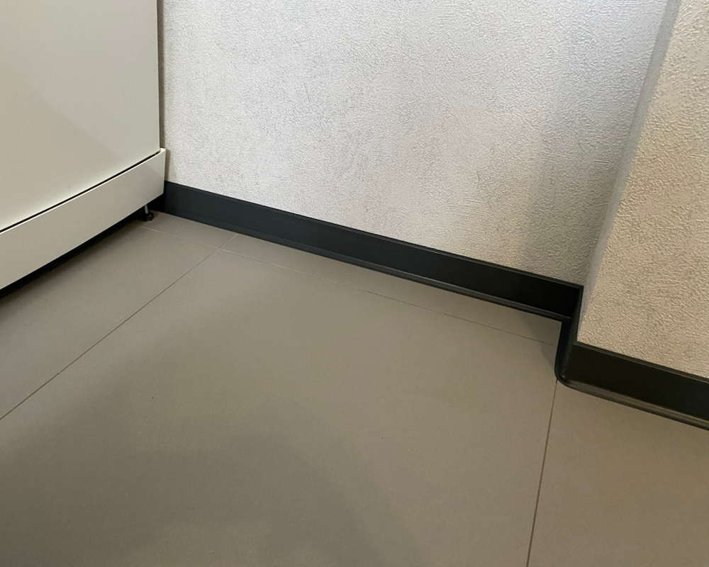 Плинтус ХДФ Dollken S100 100 мм х 2,575м 1001 Чёрный