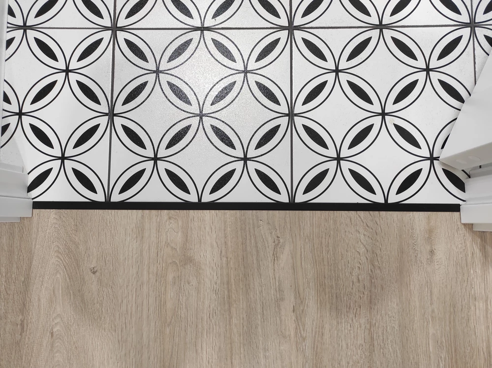 Профиль стыкоперекрывающий ПС 11НСМ(304).2700.015 2,7 м Черный