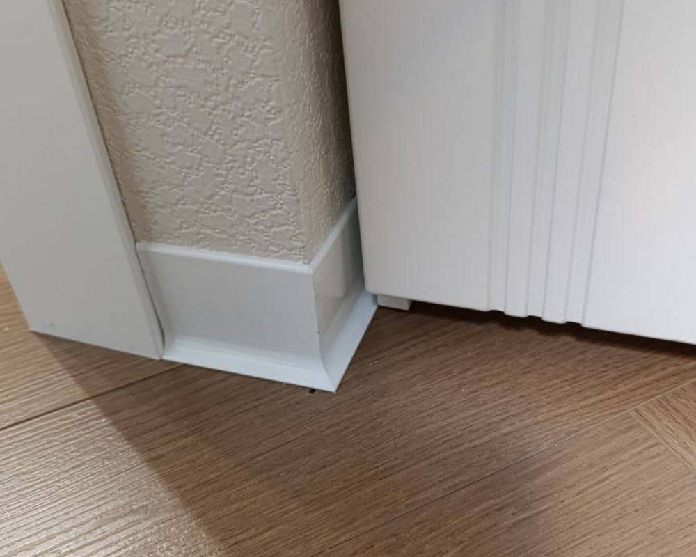 Алюминиевый плинтус AKBD100-SW 2,5м Муар белый