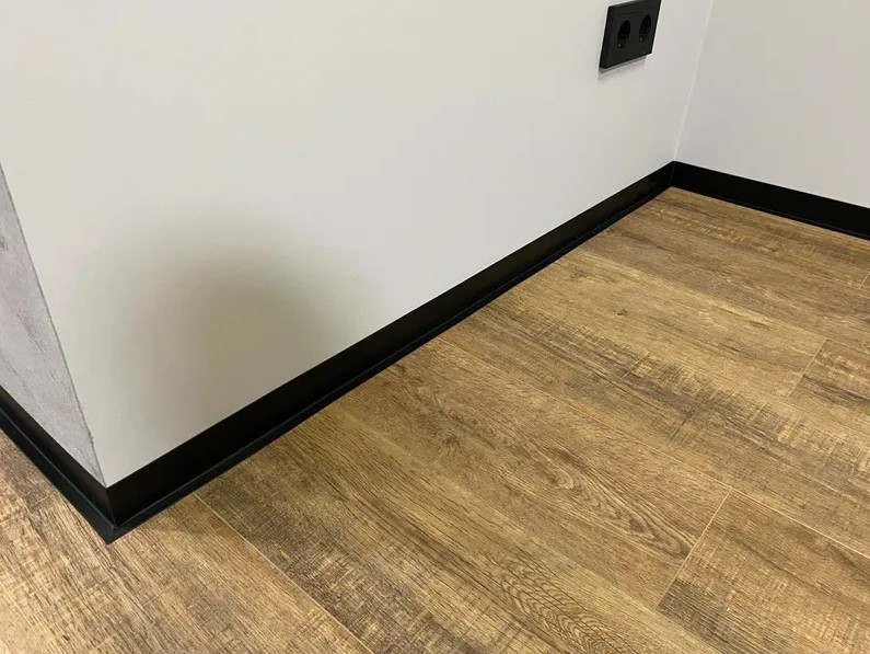 Плинтус эластичный ПВХ Dollken WL50 50мм х 15мм 0110 Черный