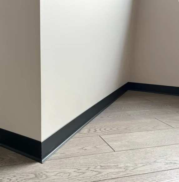 Плинтус алюминиевый Волшебная палочка 100 мм 3,0 м Чёрный матовый