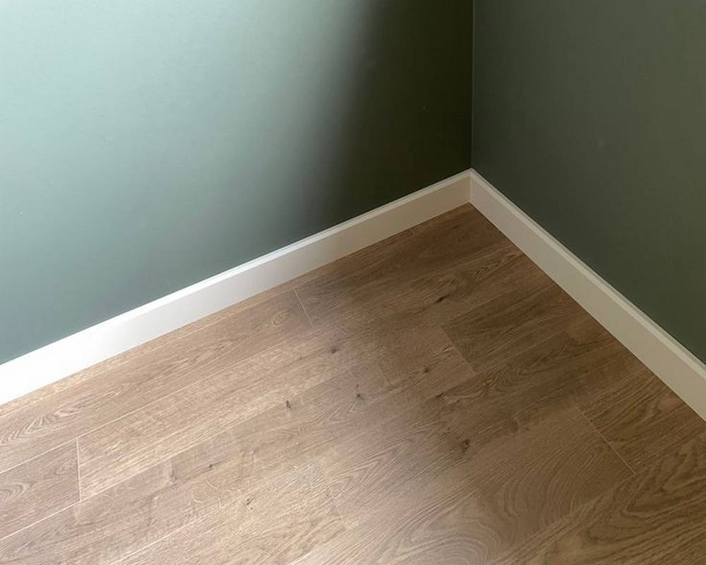 Плинтус из полистирола высокой плотности HI-WOOD B70 70х10,5мм 2,0м