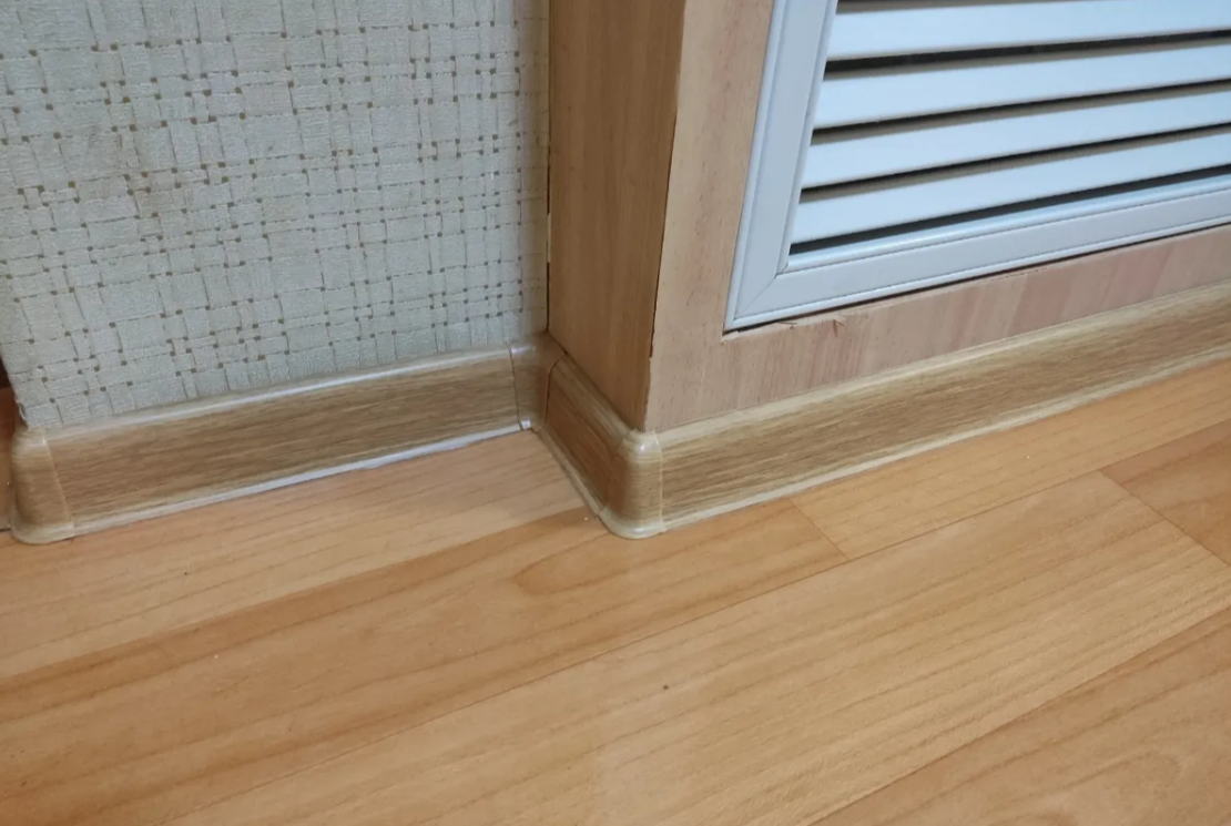 Плинтус ПВХ с кабель-каналом Рико Лео 148 Дуб петровский