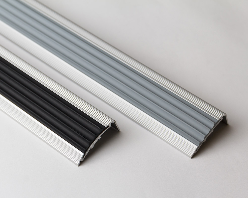 Порог угловой ПУ 71.2700.01лж. Серебро