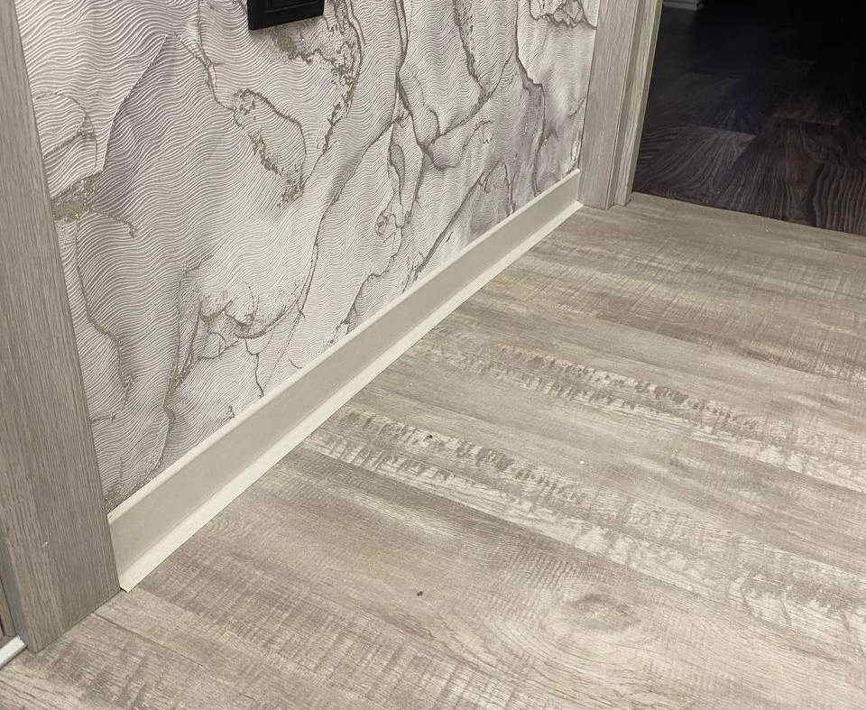 Плинтус ХДФ Dollken S100 100 мм х 2,575м 1248 Бело-серый