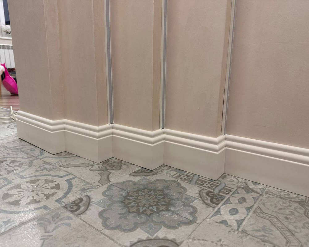 Плинтус ПОЛИСТИРОЛ HI WOOD B97 97мм х 15мм х 2,0м. Окраска включена в стоимость