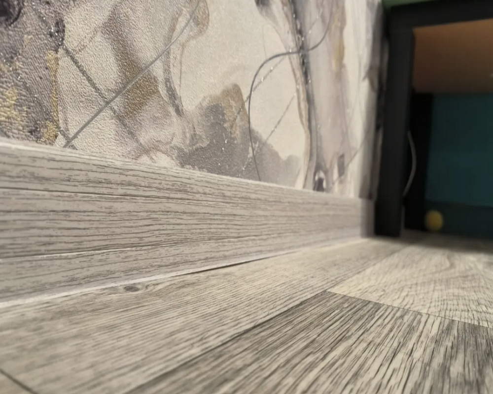 Плинтус ПВХ со съемной панелью Идеал Деконика 70 мм 002 Светло - серый