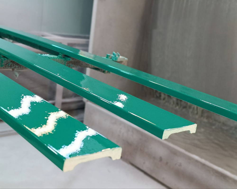 Плинтус ПОЛИСТИРОЛ HI WOOD B90V2 90мм х 14мм х 2,0м. Окраска включена в стоимость