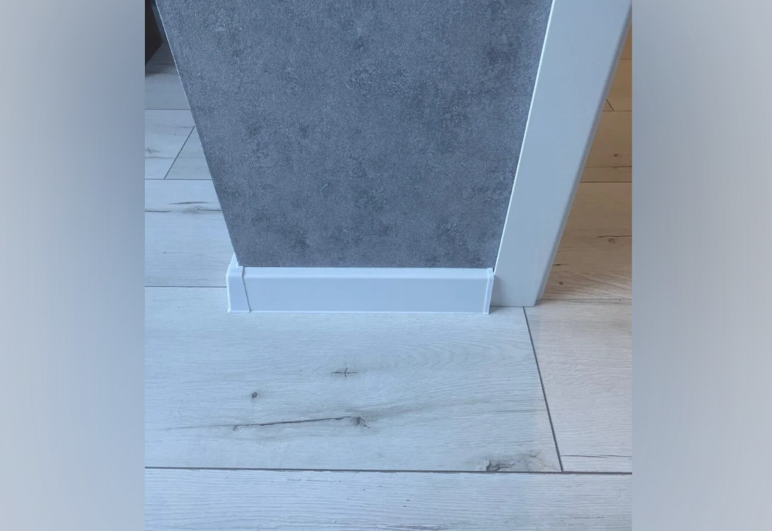 Плинтус ПВХ со съемной панелью Идеал Деконика 85мм 2,2м 001 Белый