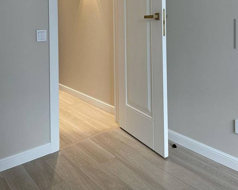 Плинтус ПОЛИСТИРОЛ HI WOOD B97 97мм х 15мм х 2,0м. Окраска включена в стоимость