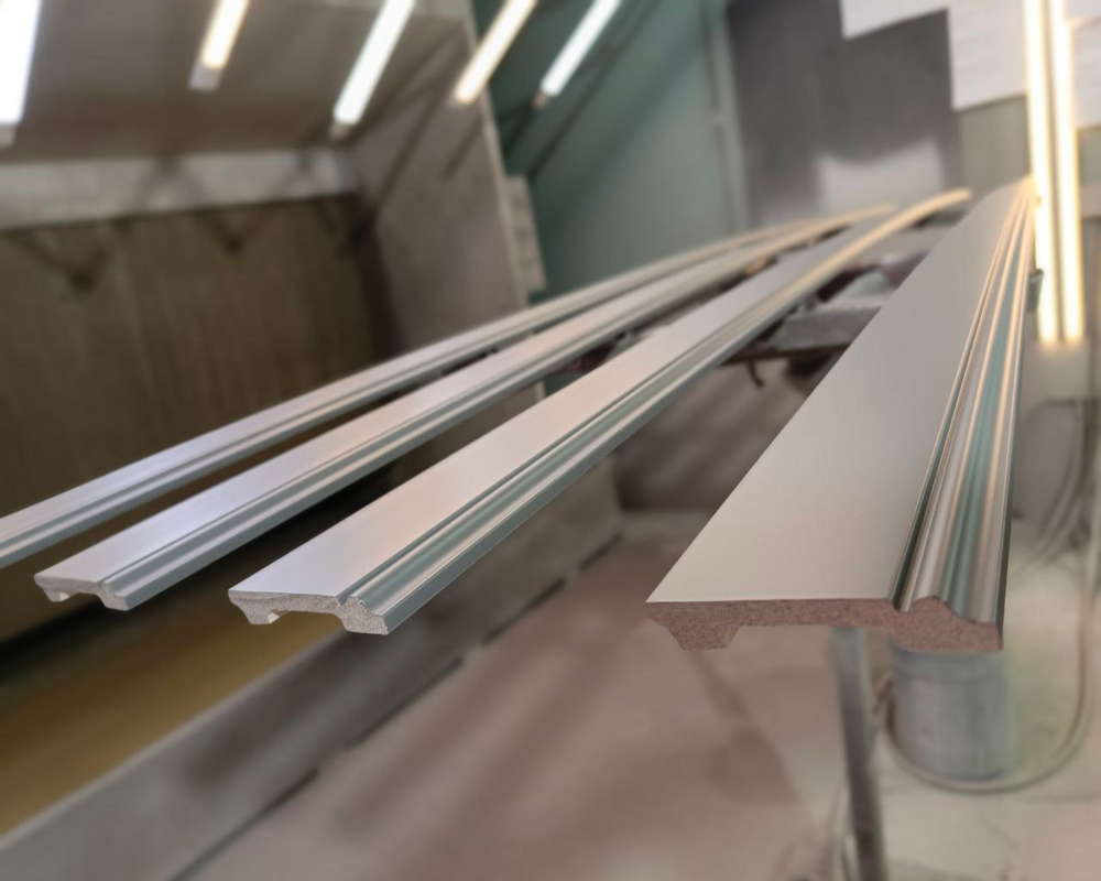 Плинтус ПОЛИСТИРОЛ HI WOOD B97 97мм х 15мм х 2,0м. Окраска включена в стоимость