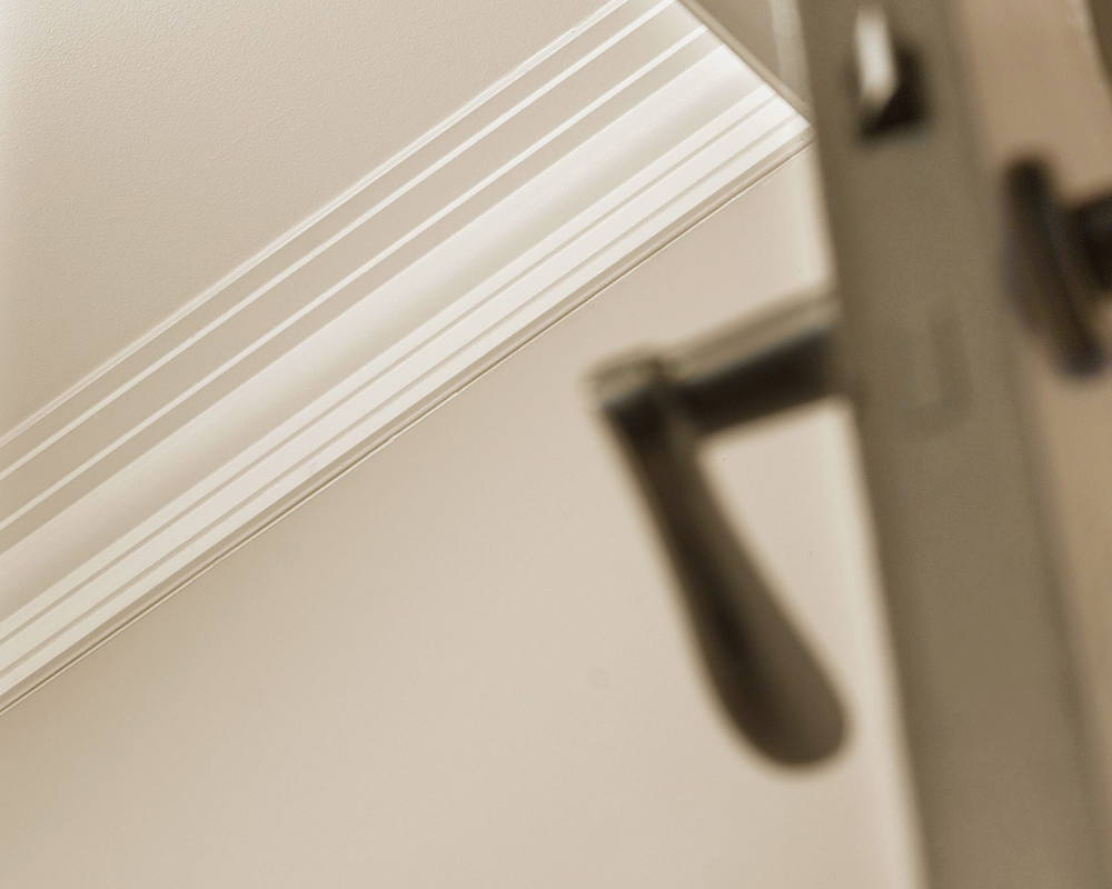 Карниз из полистирола высокой плотности HI WOOD L1902S 80мм х 27мм х 2,0м.