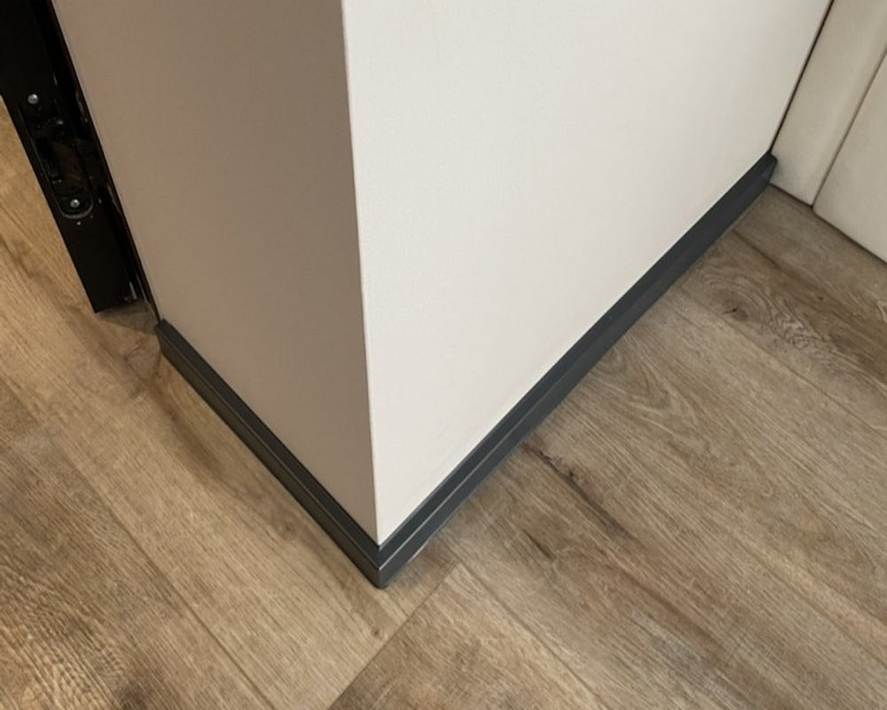 Плинтус ХДФ Dollken Cubu Flex Life 80мм х 2,5 м 0110 Черный