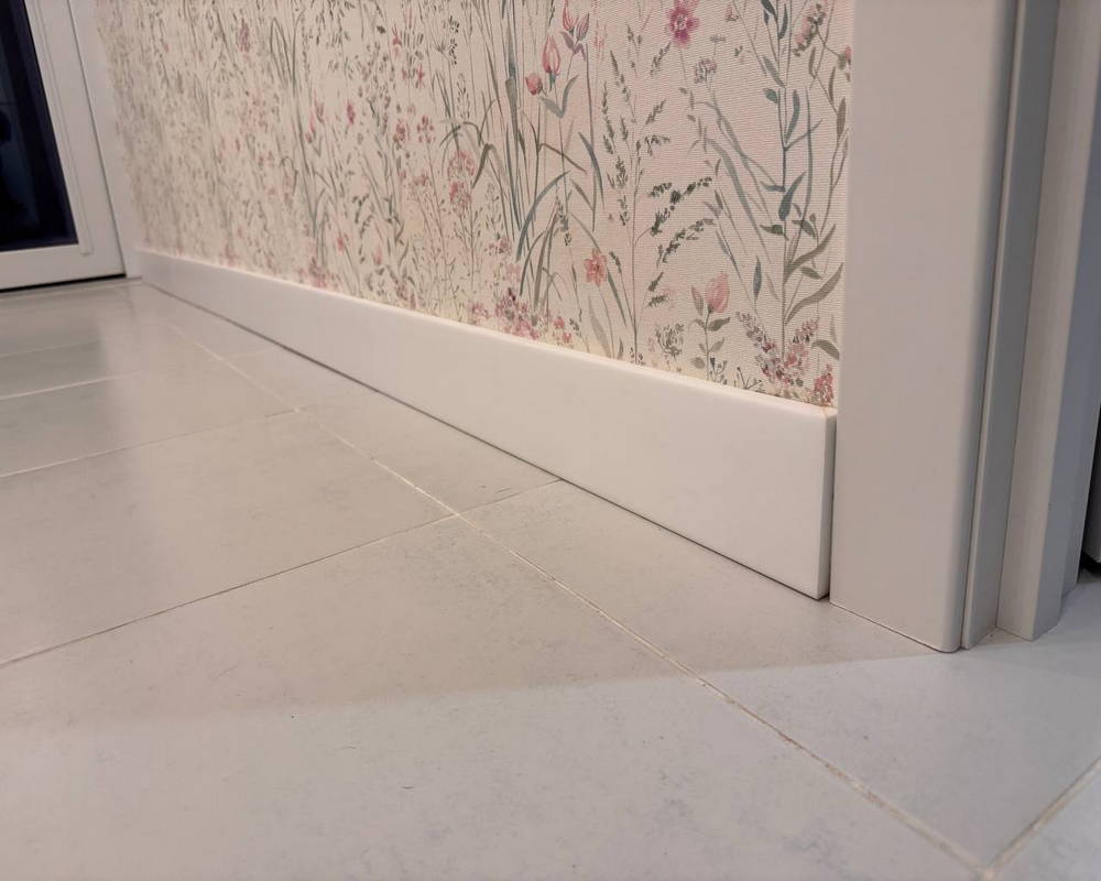 Плинтус из полистирола высокой плотности Волшебная Палочка. Окрашенная. 80мм 2м. NCS 1002-Y